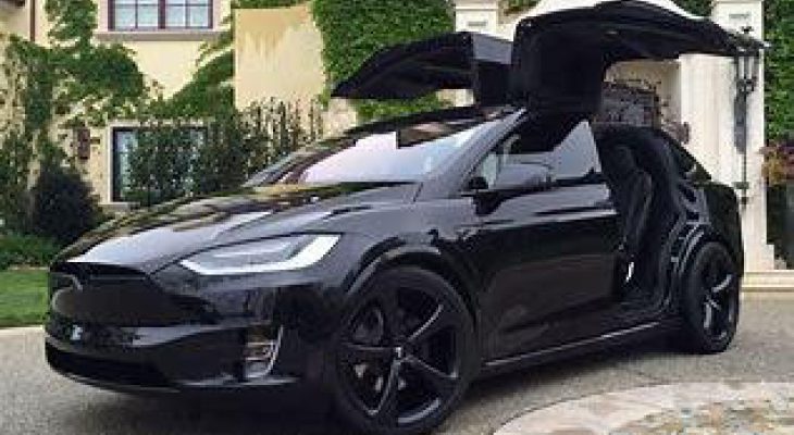 Taxi-One neemt twee elektrische Tesla's in gebruik